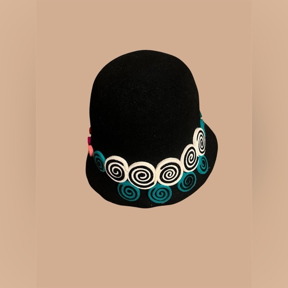 peruvian brand Accessories - Black sheep’s wool Felt Hat for Women with Spiral Accents, sophisticated